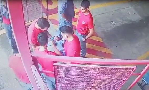 Bombeiros salvam a vida do mesmo bebê de engasgamento