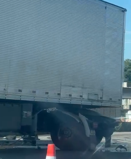 Acidente com carreta em “L” trava Via Dutra em São José dos Campos