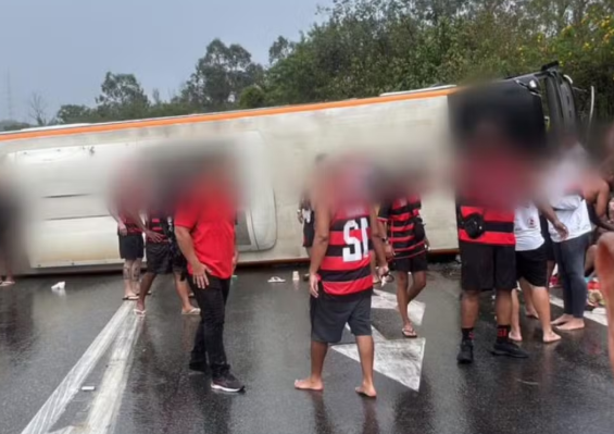 Ônibus com torcedores do Flamengo