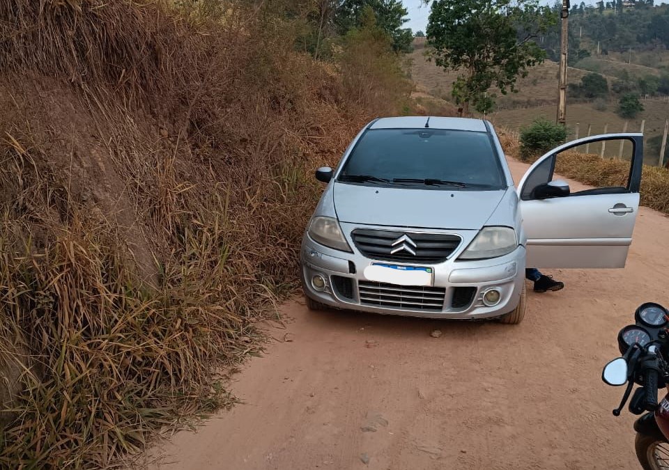 Homem é morto dentro de carro em estrada rural no Vale do Paraíba