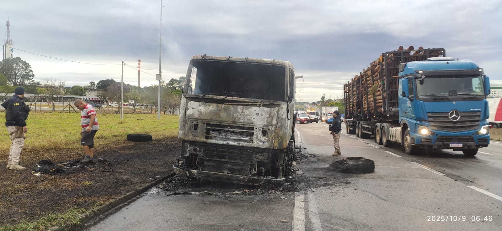 Carreta com bobinas de aço