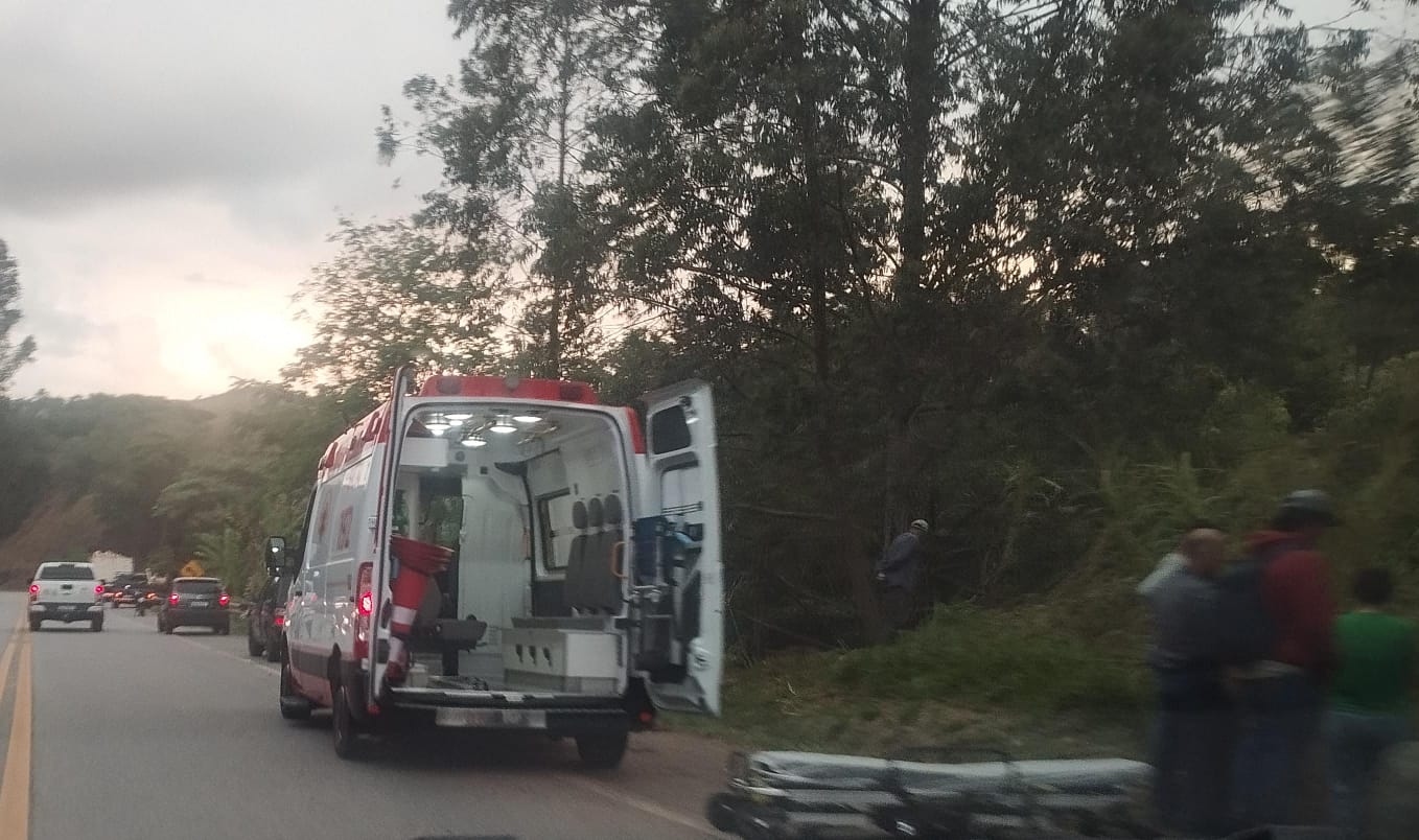 Acidente com carro da FAB deixa um jovem morto e outros 4 feridos em estrada do Vale do Paraíba