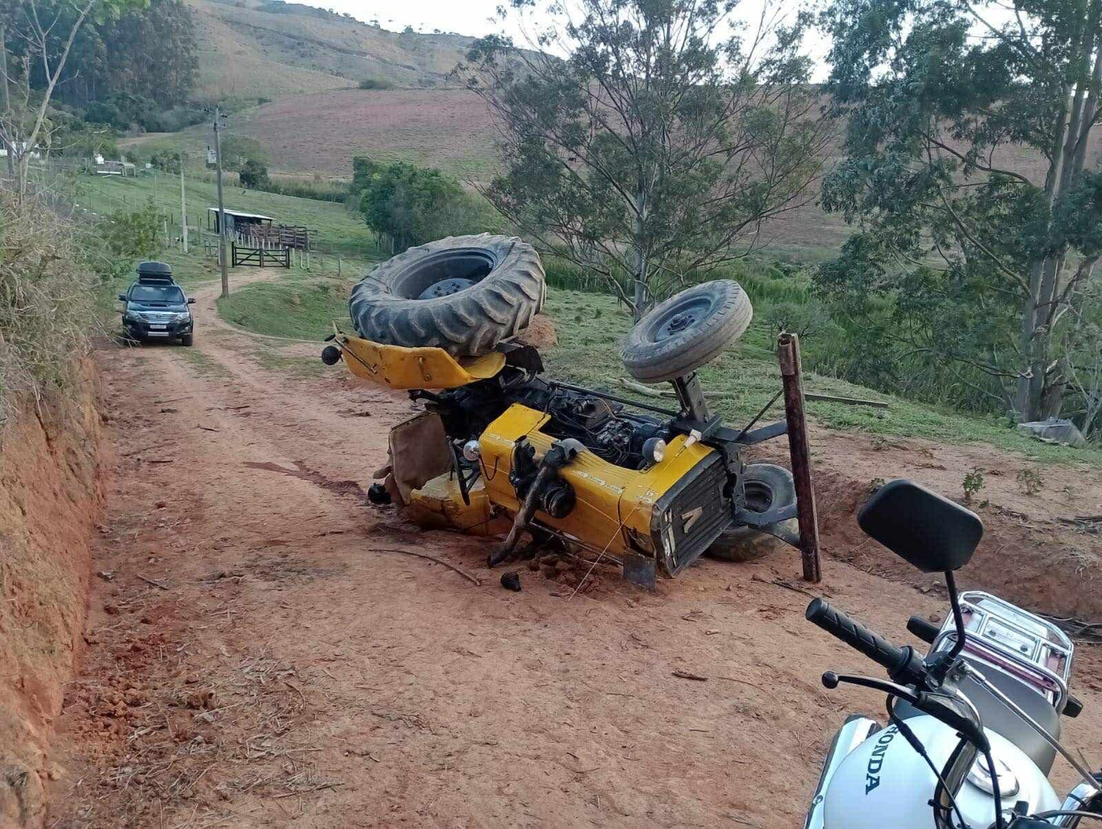 Homem morre após trator tombar em sítio em Cunha e esposa relata ter ouvido buzina antes do acidente