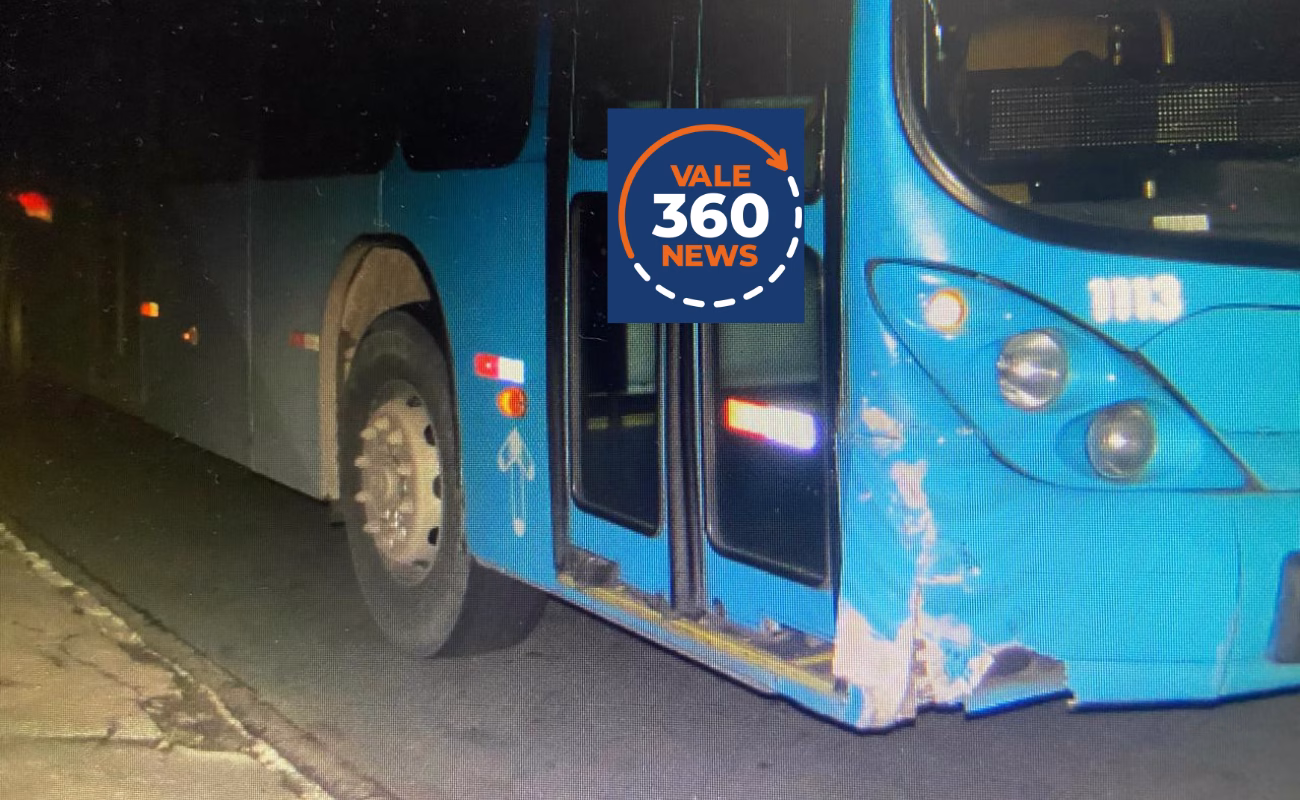 PMs ficam feridos em colisão com ônibus