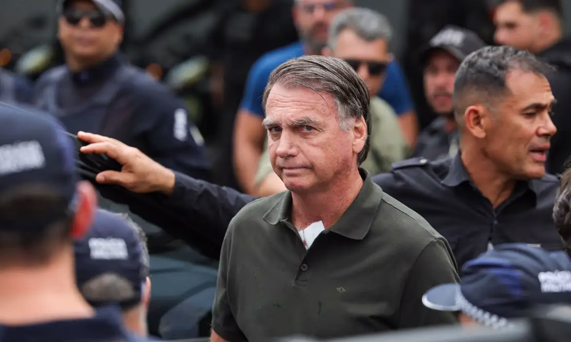 Alexandre de Moraes cita possibilidade de fuga de Bolsonaro para embaixada dos EUA