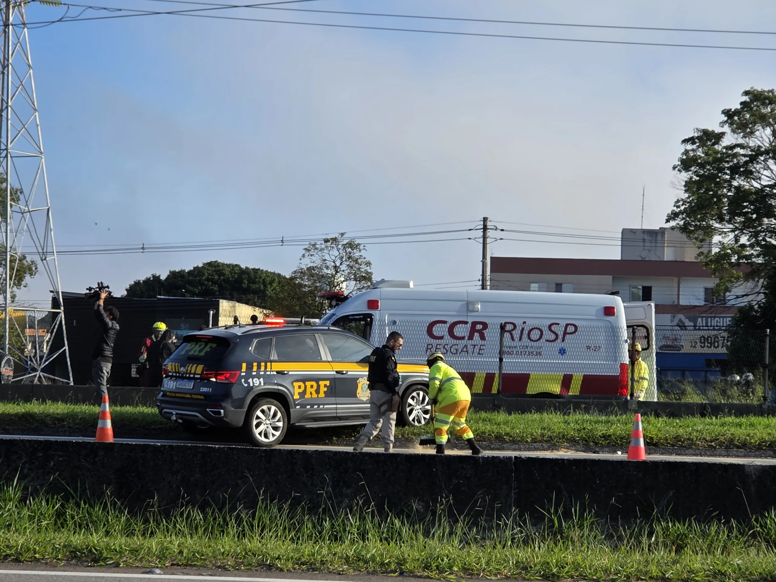 Acidente entre caminhões na Dutra em Pinda causa bloqueio total e deixa vítima presa às ferragens