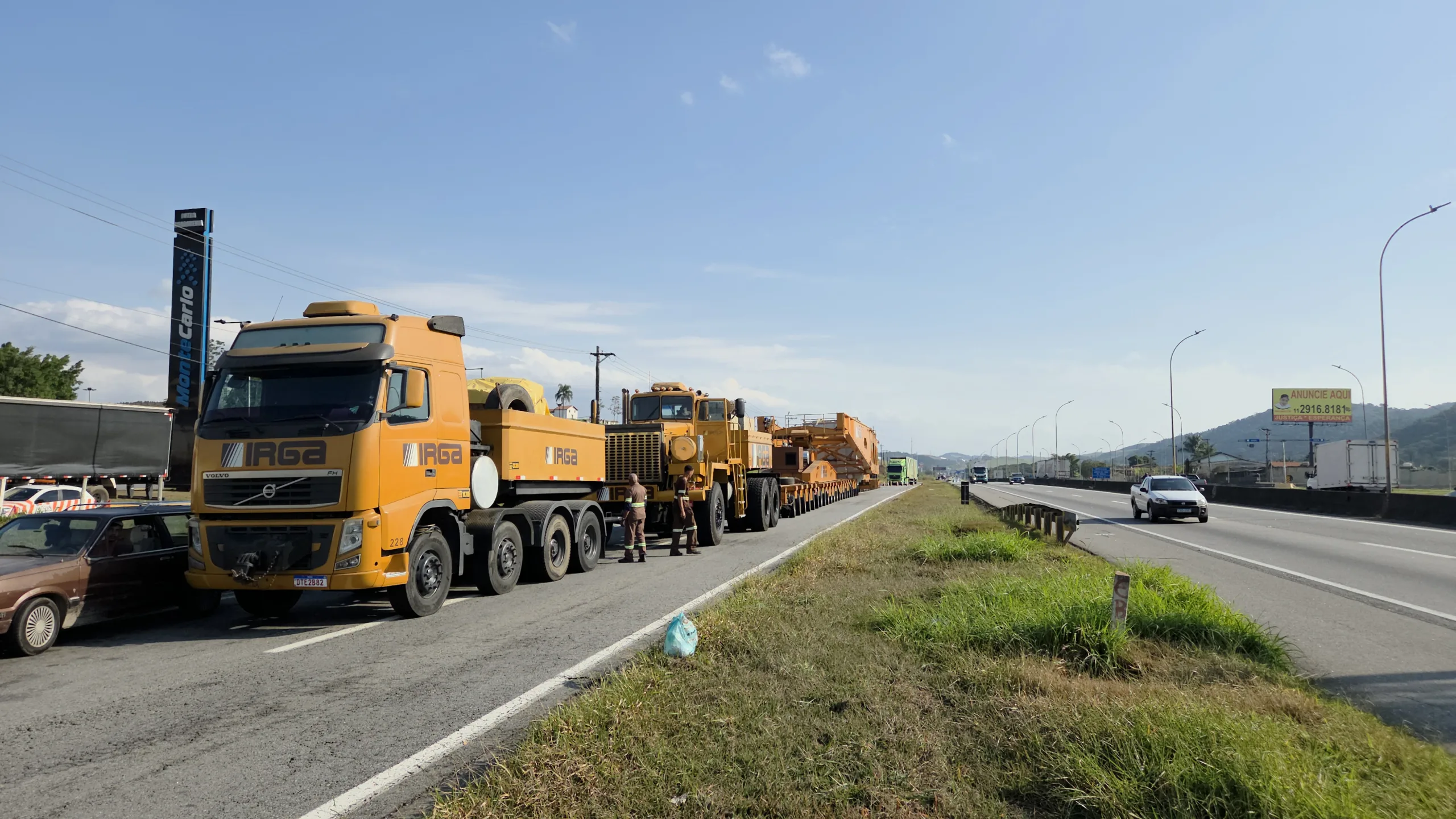 Terceiro transformador com mais 800 toneladas inicia deslocamento pela Via Dutra em Guarulhos. Não há previsão para chegada ao Vale do Paraíba