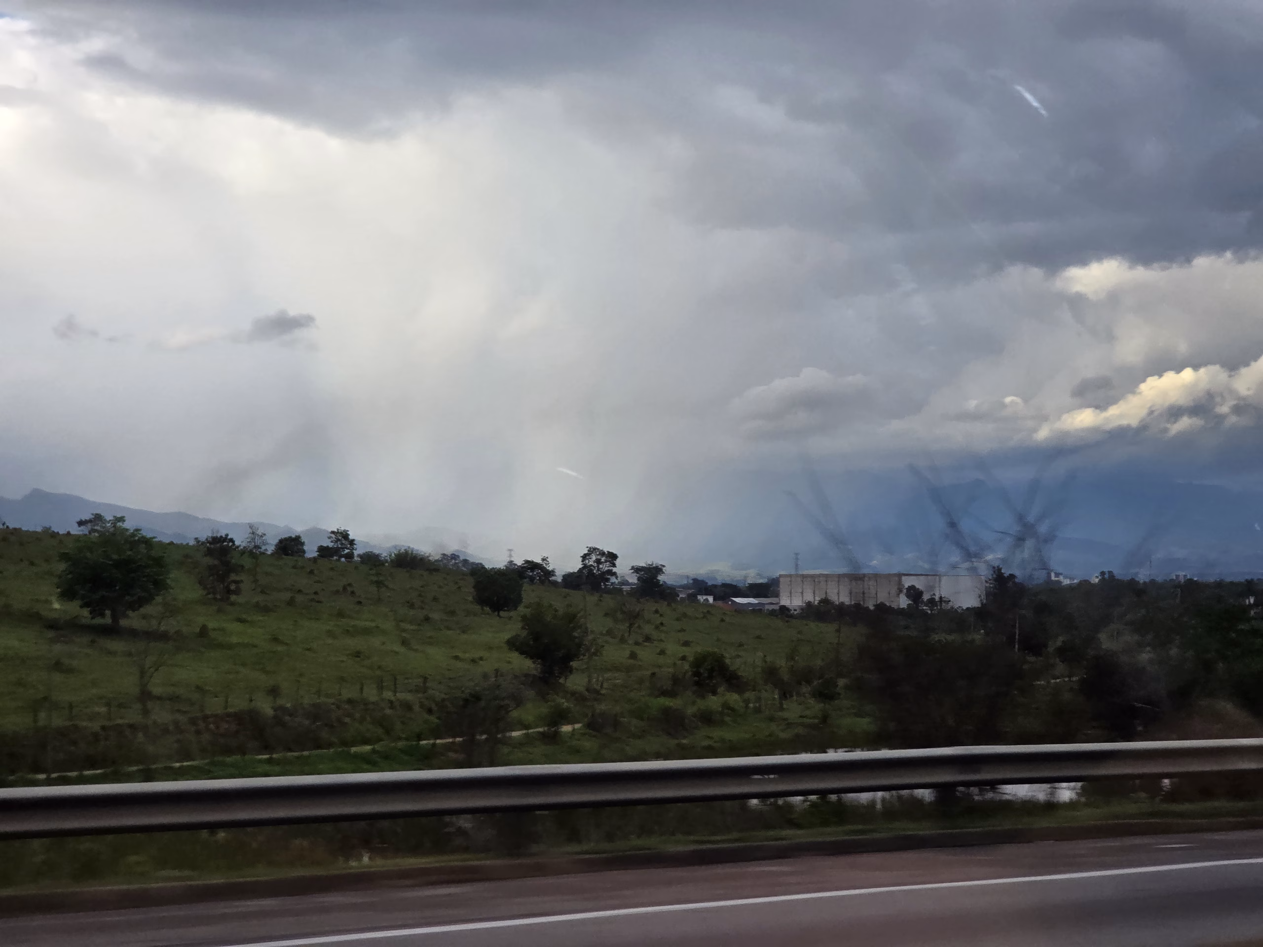Tempo muda no domingo e chuva ganha força a partir de segunda (24) no Vale do Paraíba, Serra e Litoral