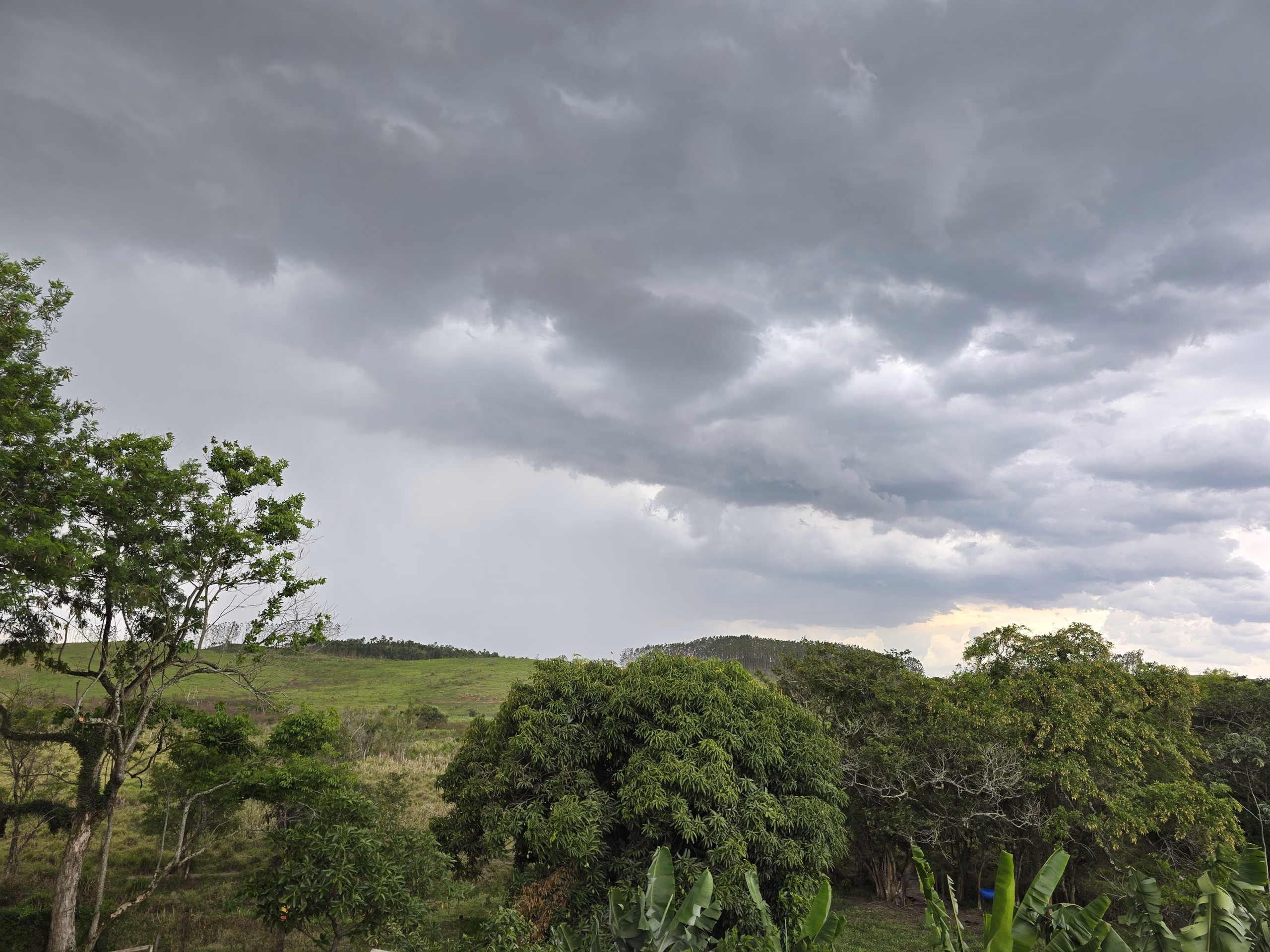 Alerta de chuva forte no Vale do Paraíba e vento acima de 80 km/h no Litoral Norte de SP, onde já houve transtornos