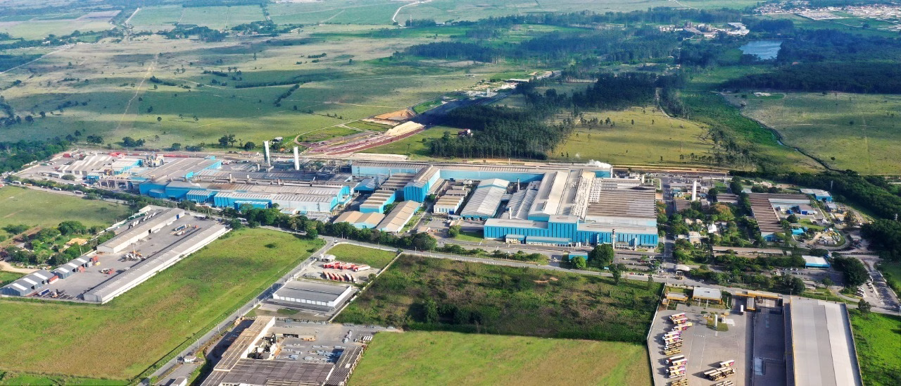 Novelis Pindamonhangaba anuncia plano de expansão de R$ 7 bilhões e inicia etapa para licença de instalação da Cetesb