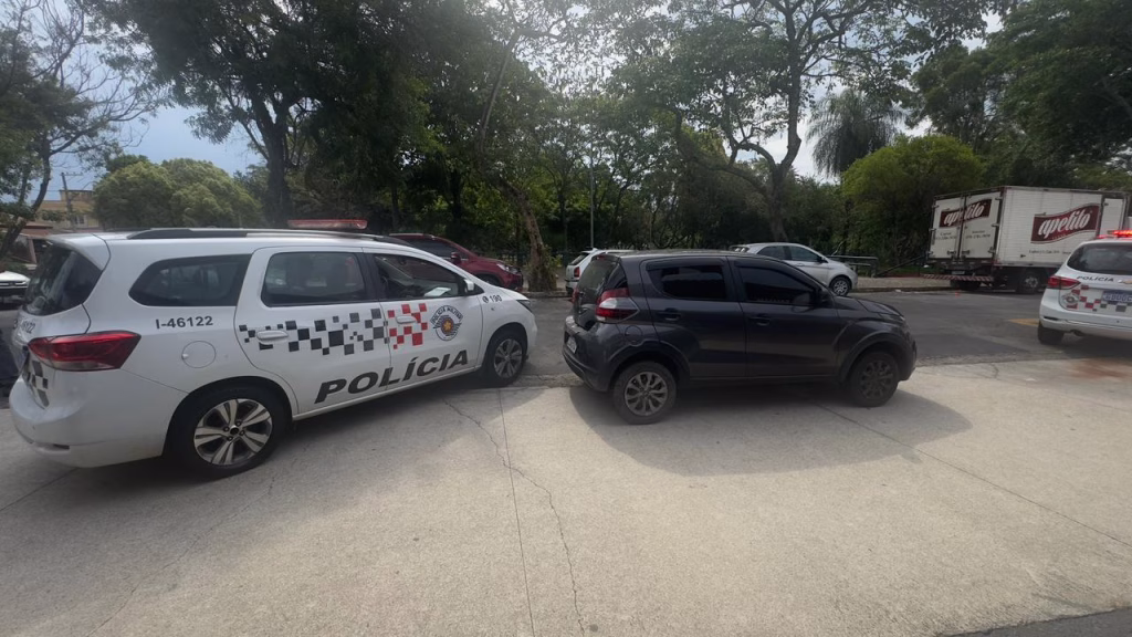 Dupla é presa pela PM após roubar carro e manter motorista de aplicativo refém em São José dos Campos 1 motorista de aplicativo refém em São José dos Campos