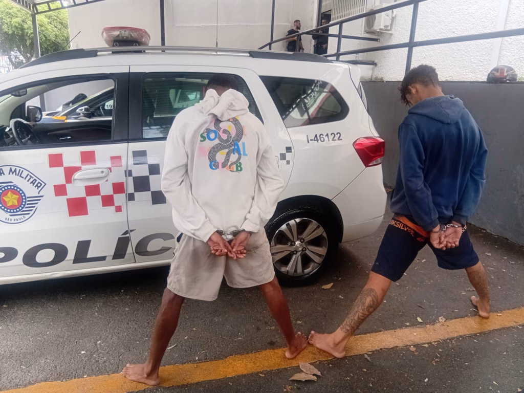 Dupla é presa pela PM após roubar carro e manter motorista de aplicativo refém em São José dos Campos 2 motorista de aplicativo refém em São José dos Campos