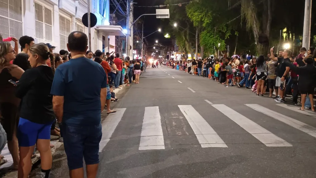 Caravana de natal Coca-Cola passa por São José dos Campos, atrai multidão em Caçapava e a próxima parada é em Campos do Jordão 2 WhatsApp Image 2025 11 27 at 21.47.08