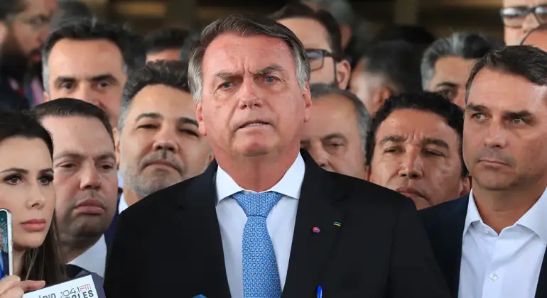 Execução da pena de Bolsonaro na PF: Moraes manda ex-presidente começar a cumprir 27 anos de prisão