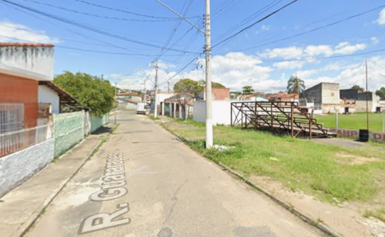 Homem é morto a facadas e tiros enquanto conversava com a namorada em Guaratinguetá