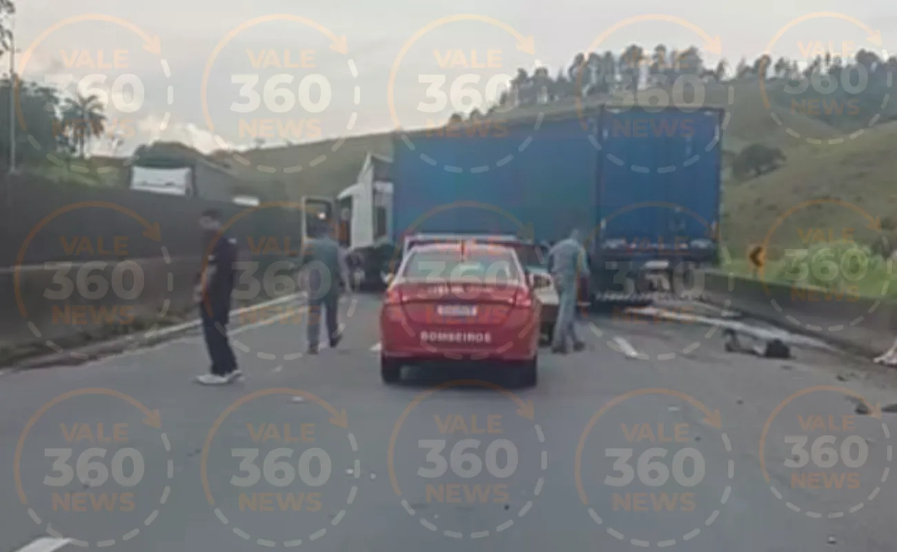 Colisão entre carreta e utilitário