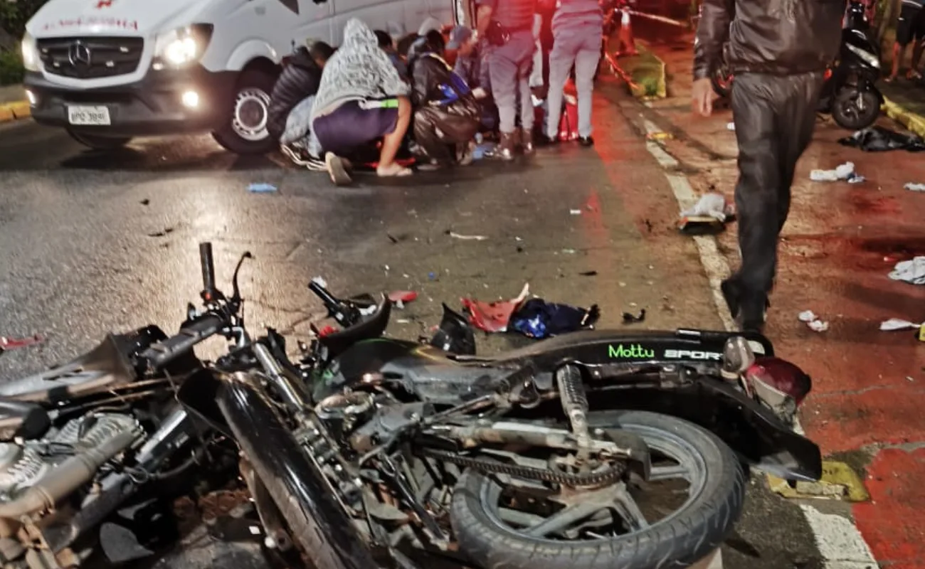 Colisão frontal entre motoboys deixa dois feridos, no Vale do Paraíba