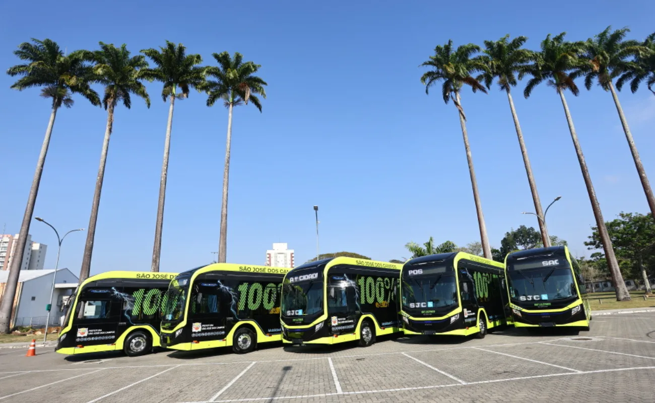 os primeiros ônibus da nova frota elétrica