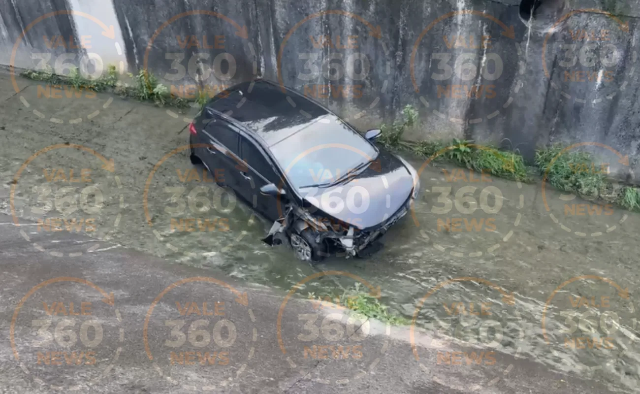 Carro cai em córrego no anel viário em São José dos Campos e duas mulheres são resgatadas pelos Bombeiros