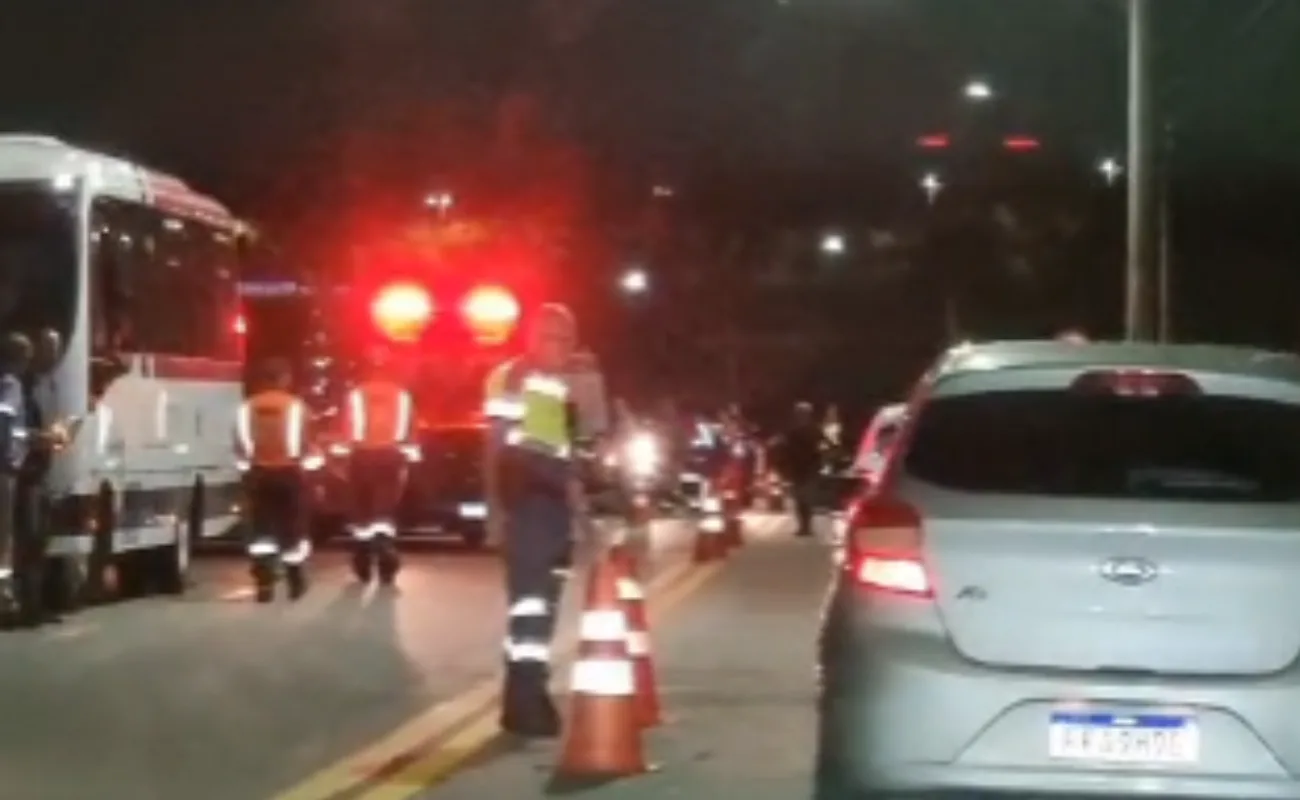 Adolescente morre e motociclista é arrastado por ônibus em colisão frontal em Avenida de São José dos Campos