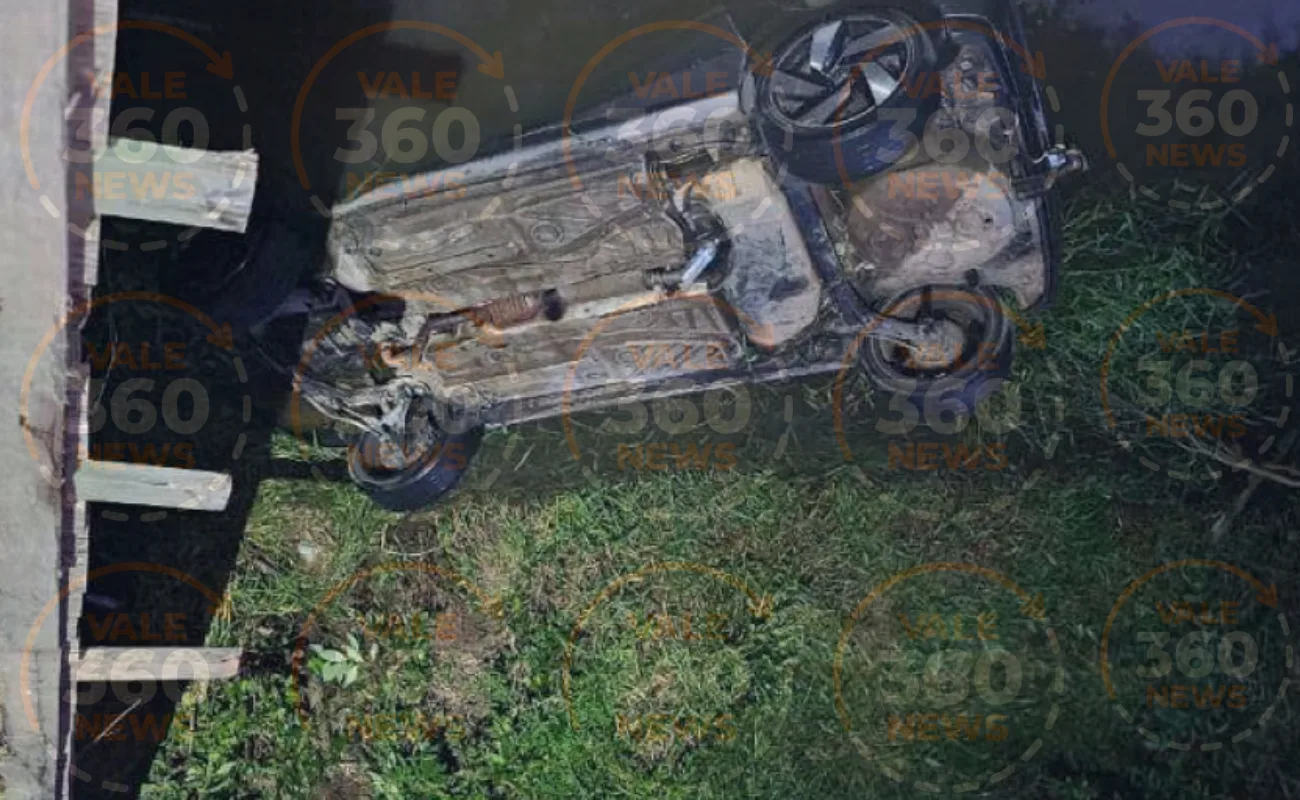 Carro capota e fica submerso em córrego em São José dos Campos