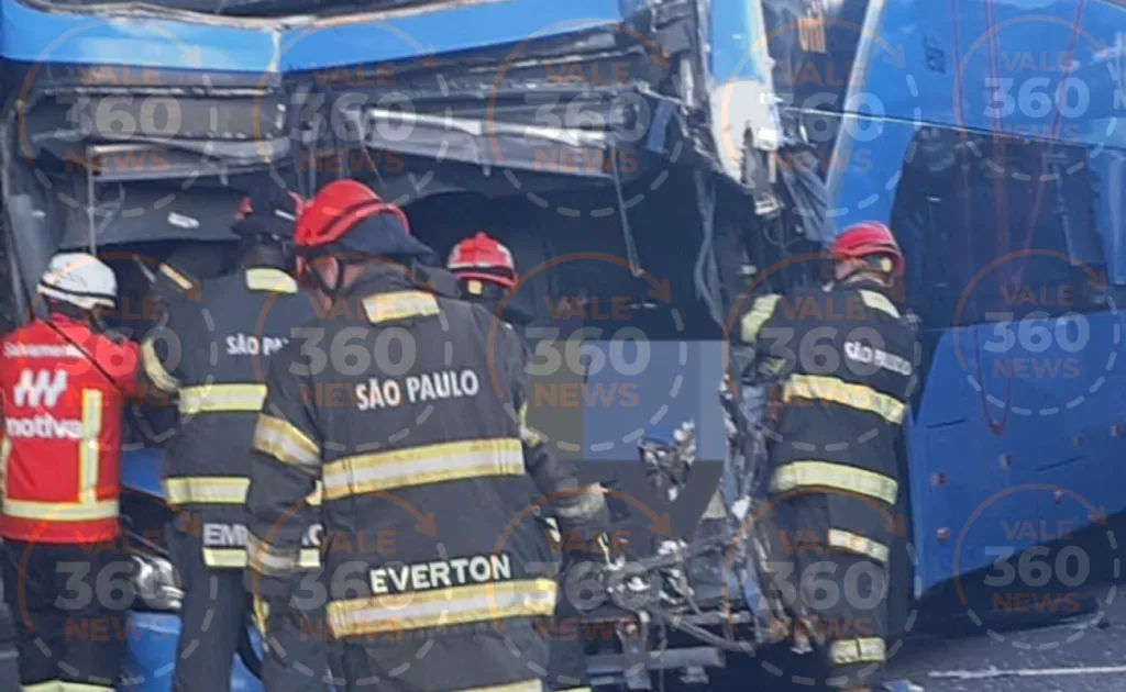 Grave engavetamento entre cinco veículos e ônibus deixa motorista morto e passageiros feridos na Via Dutra