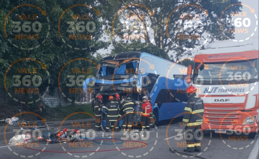 Grave engavetamento entre cinco veículos e ônibus deixa motorista morto e passageiros feridos na Via Dutra