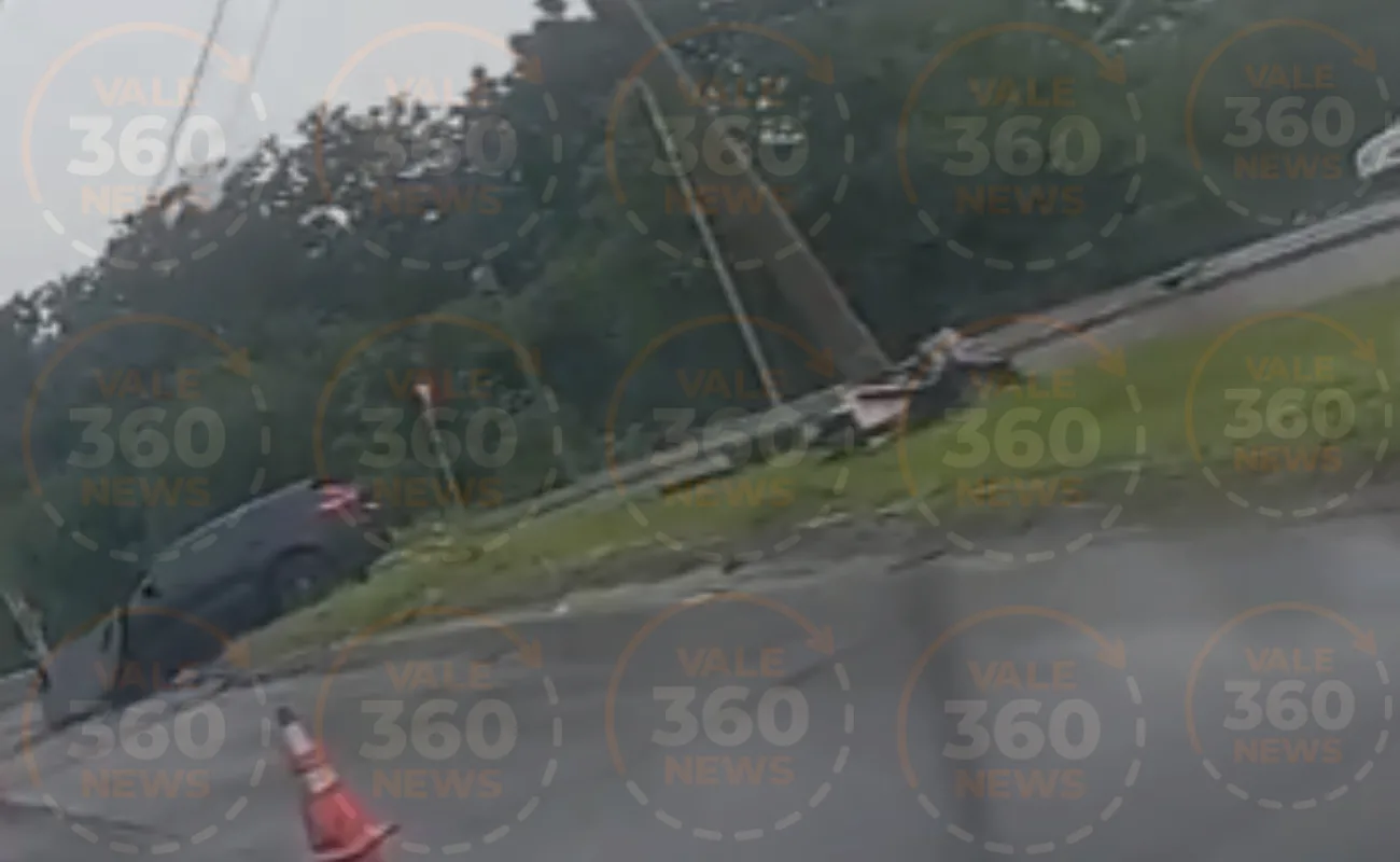 engavetamento com carro prensado na Via Dutra em Taubaté