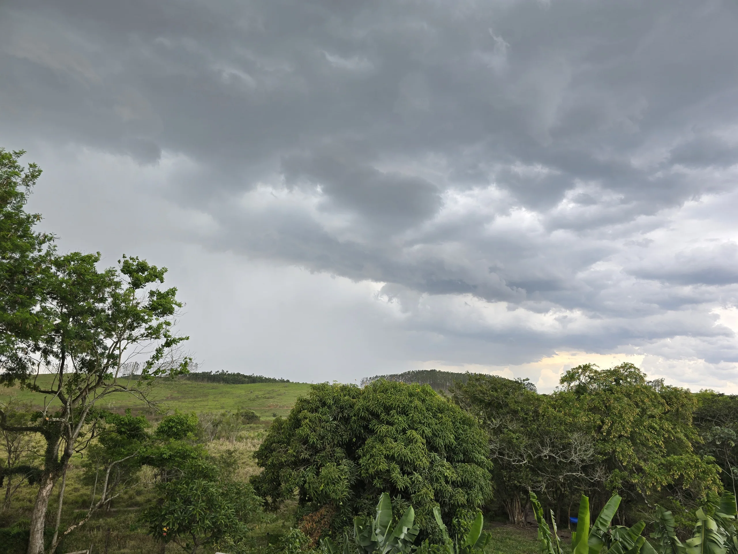 Mudança do tempo no Vale do Paraíba traz volta da chuva, alivia calor e aumenta risco de temporais