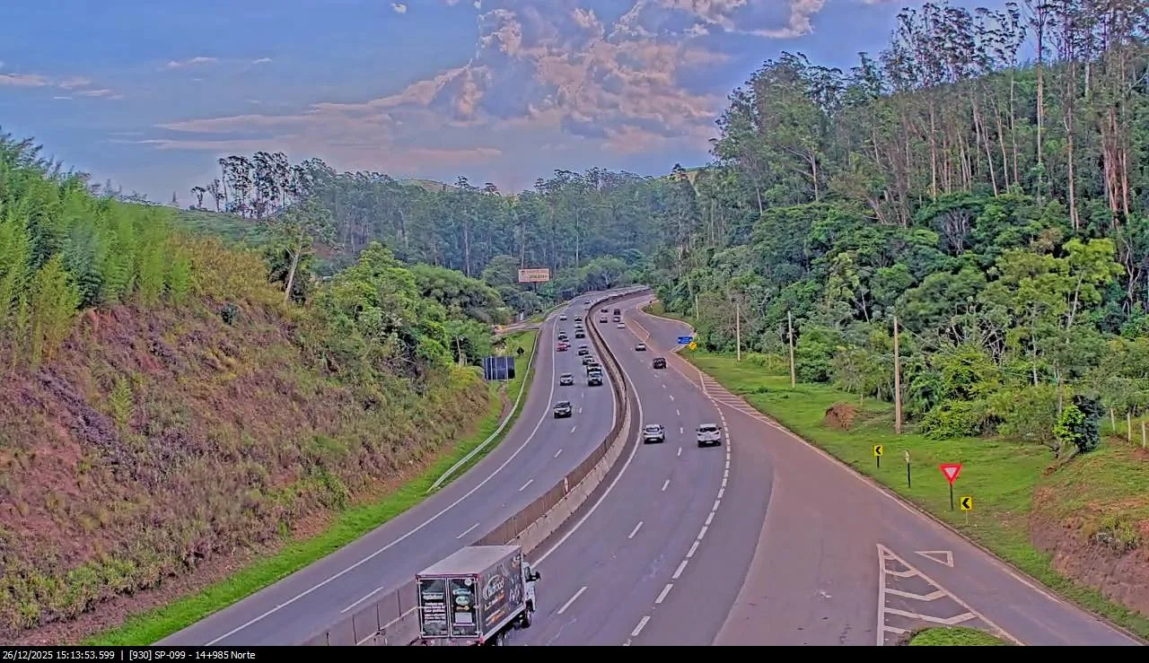 Fila quilométrica nas estradas do Vale do Paraíba com destino ao Litoral Norte de SP