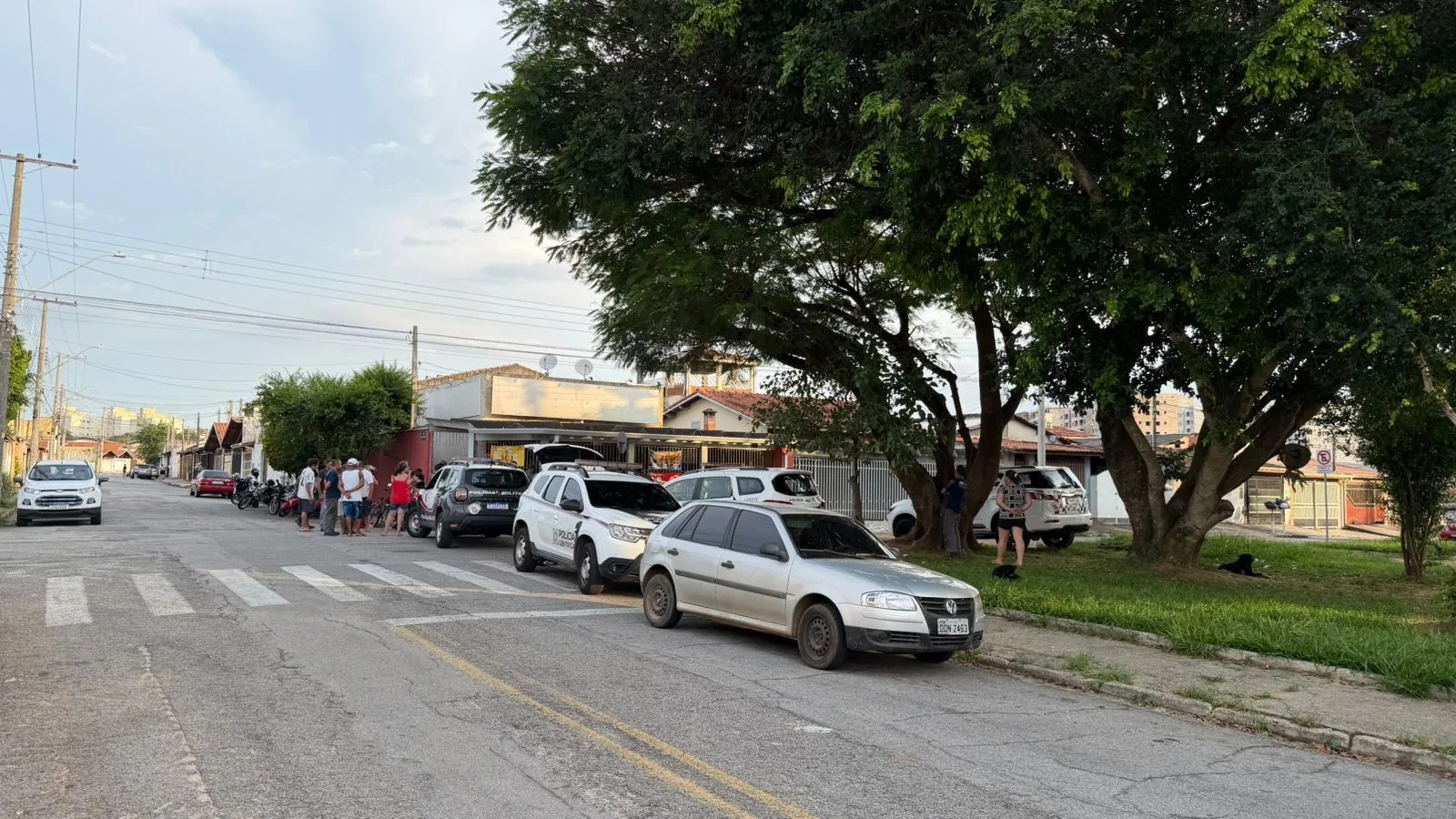 Atiradores tamparam as placas do carro em crime que matou um e baleou dois homens em Taubaté