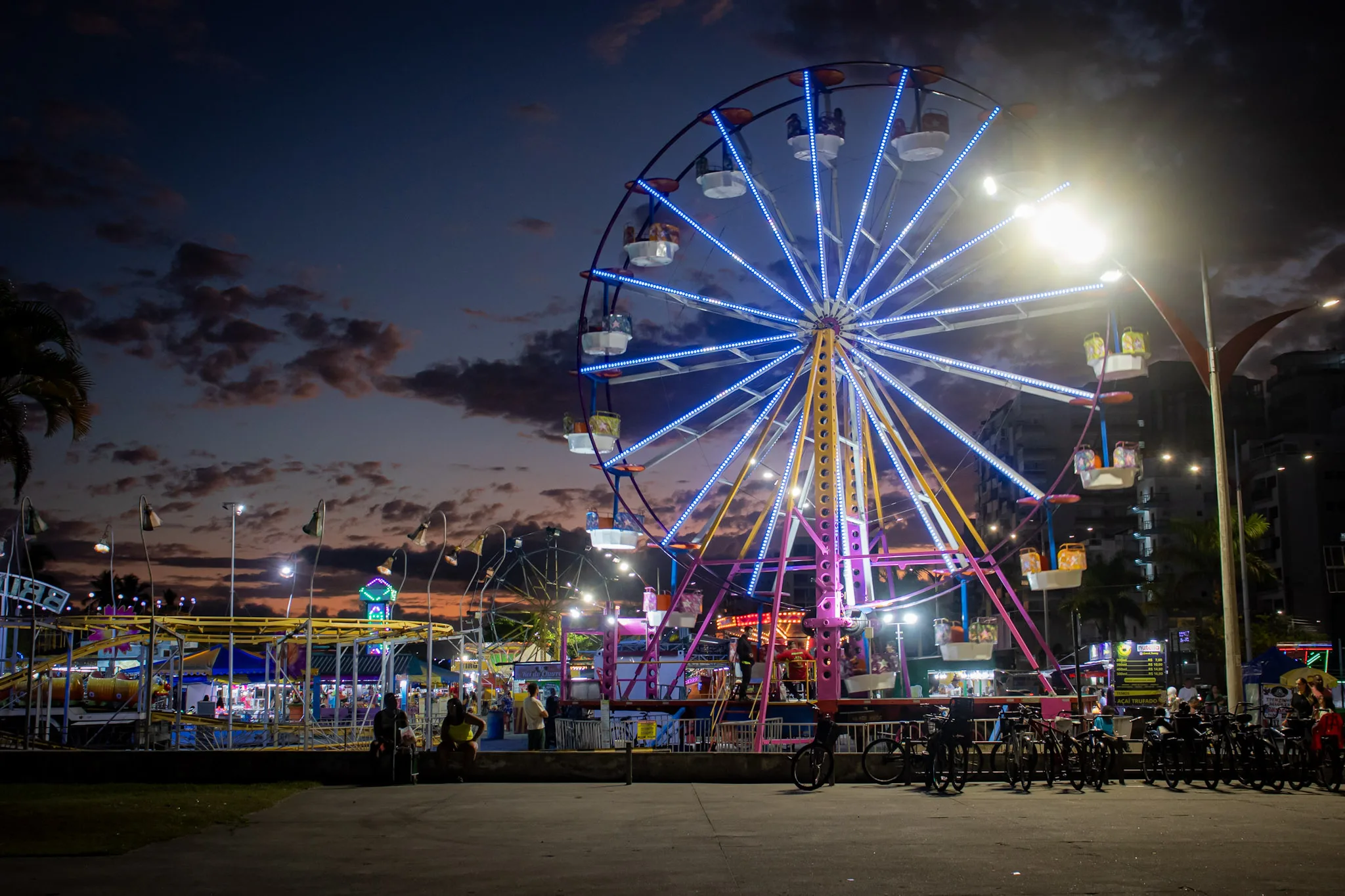 Programação de fim de ano em Caraguatatuba 2025 tem Natal descentralizado, shows e Réveillon com fogos sem estampido