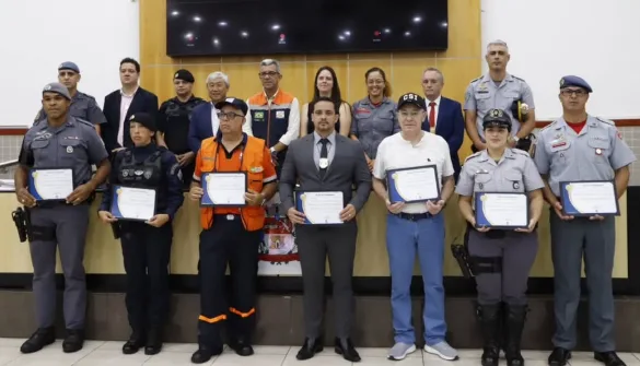 Fotógrafo pericial Marcelo Carpinetti e o o policial Marcelo Romeiro de Araújo foram homenageados na Câmara com o prêmio Policial Destaque do Ano em Jacareí