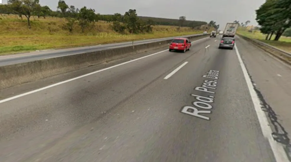 Motociclista morre após ser atingido por caminhonete na via Dutra