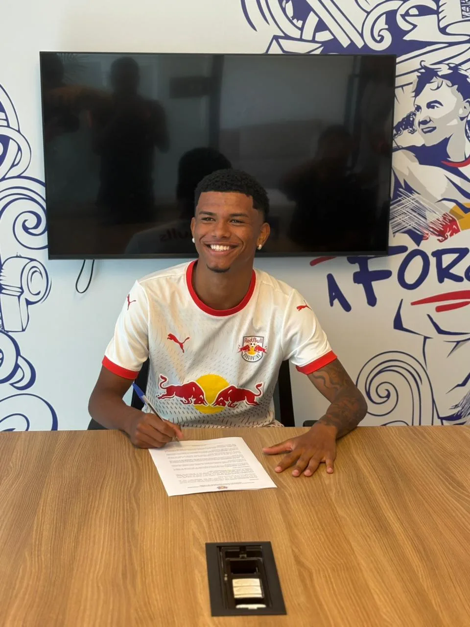 Atacante de Taubaté assina com o Red Bull Bragantino aos 17 anos; Paulinho sai do América-MG para o Massa Bruta