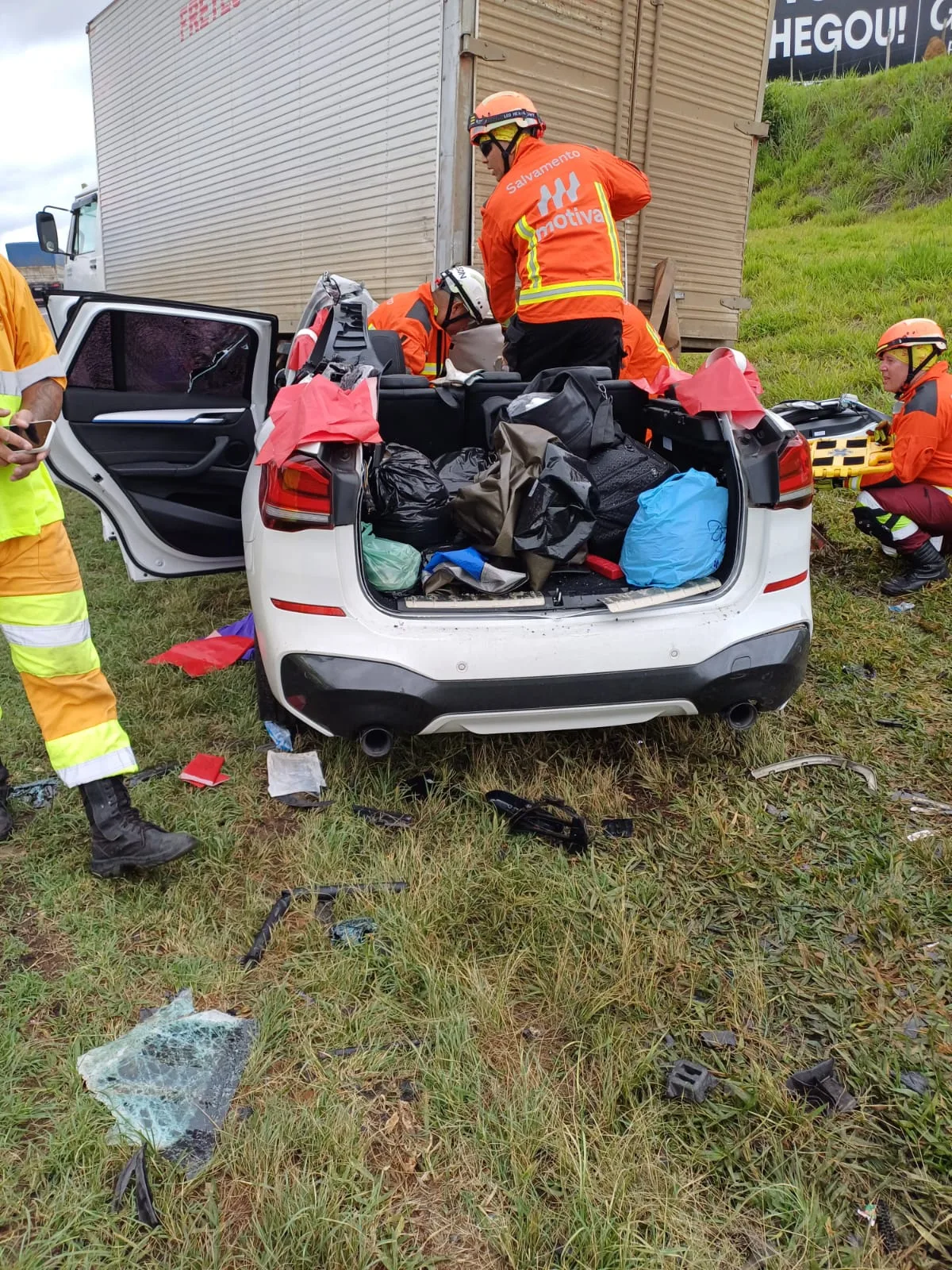 Acidente entre carro e caminhão deixa seis pessoas feridas na Dutra