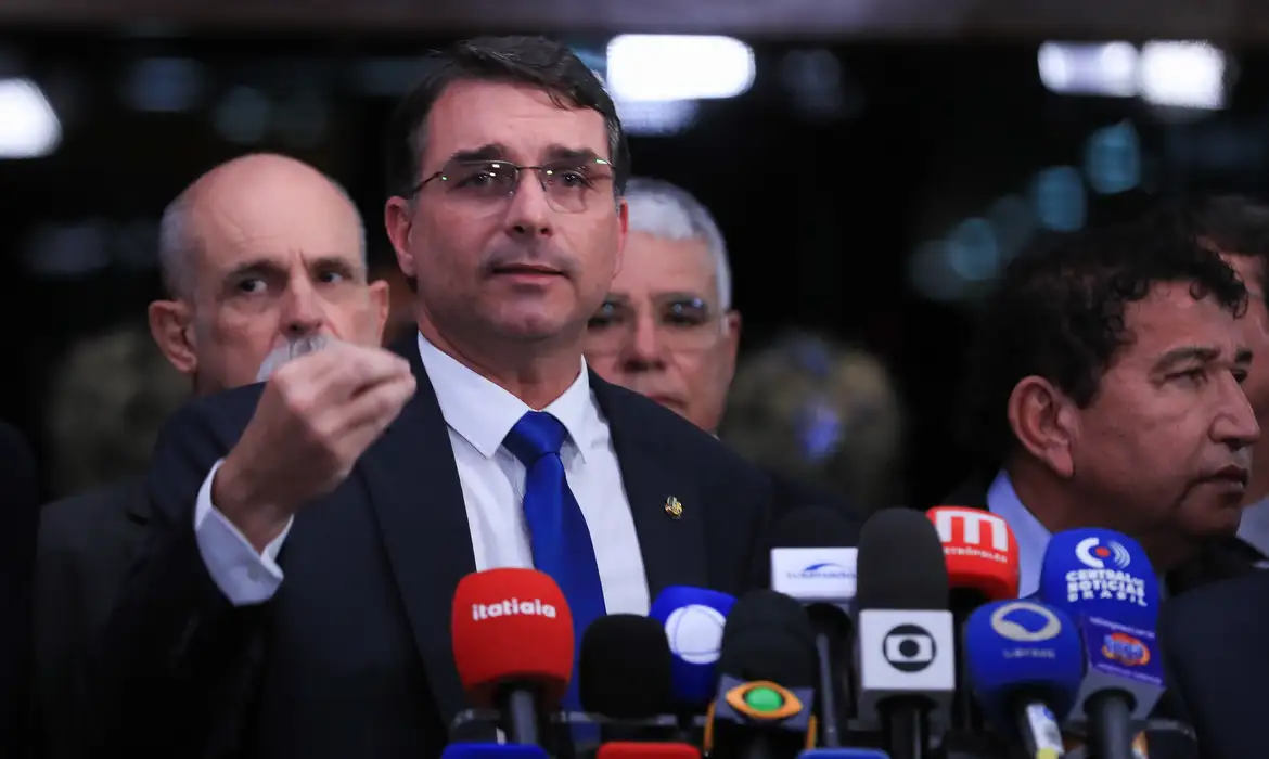 Flávio Bolsonaro confirma candidatura à Presidência em 2026 após escolha do pai