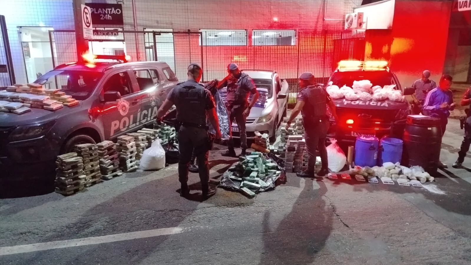 PM estoura “bunker do tráfico” em Pinda, apreende quase 1 tonelada de drogas e prende três suspeitos