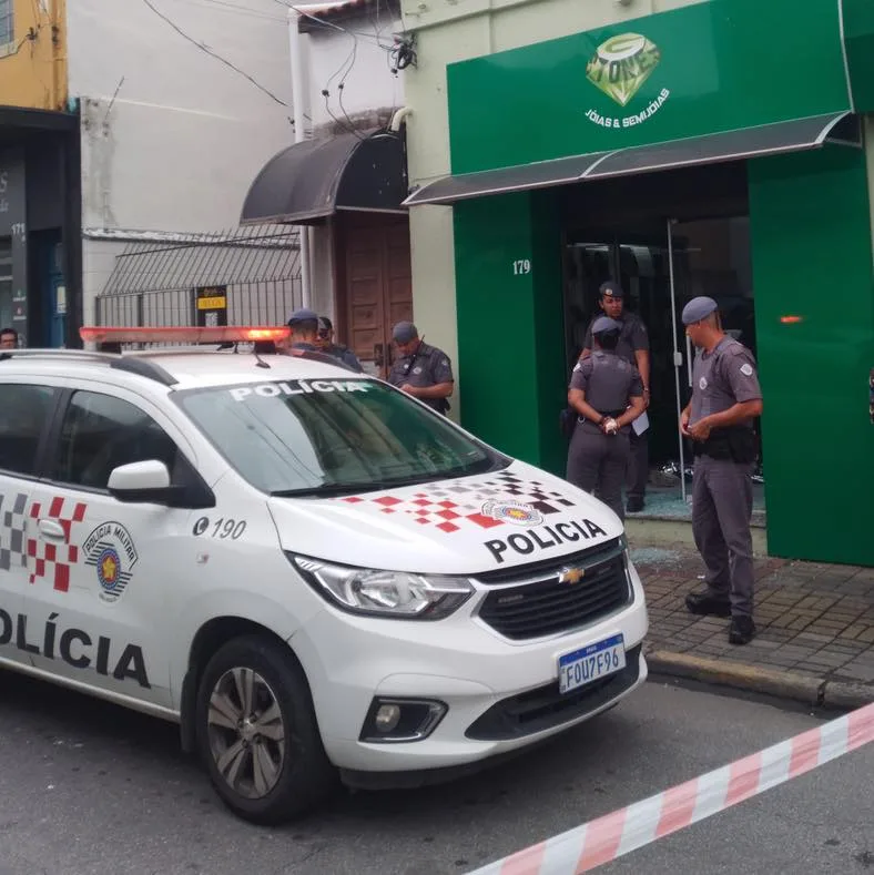 PM de folga mata ladrões em tentativa de assalto a joalheria em Guaratinguetá