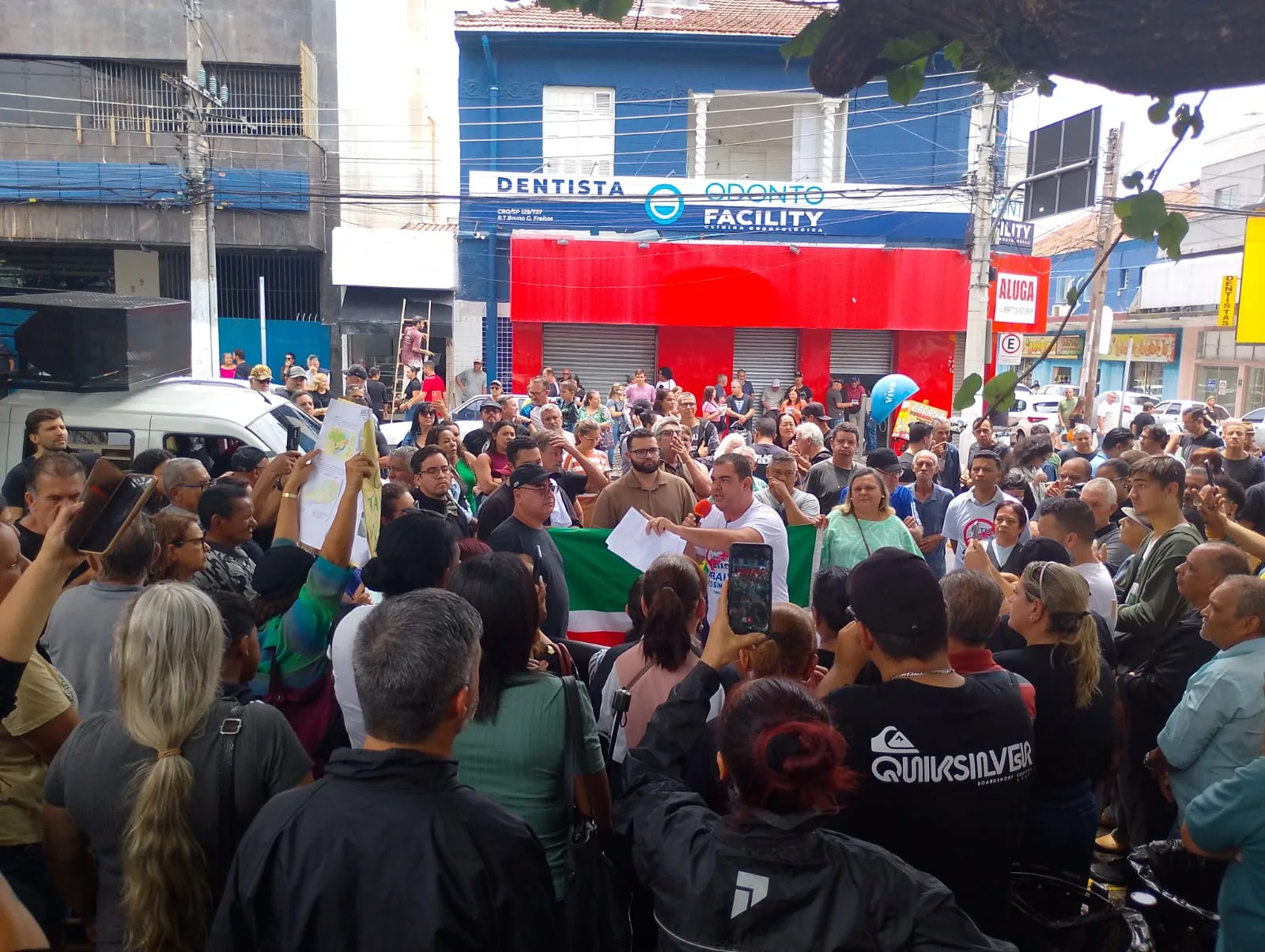 pessoas protestam contra aumento do IPTU e taxa do lixo