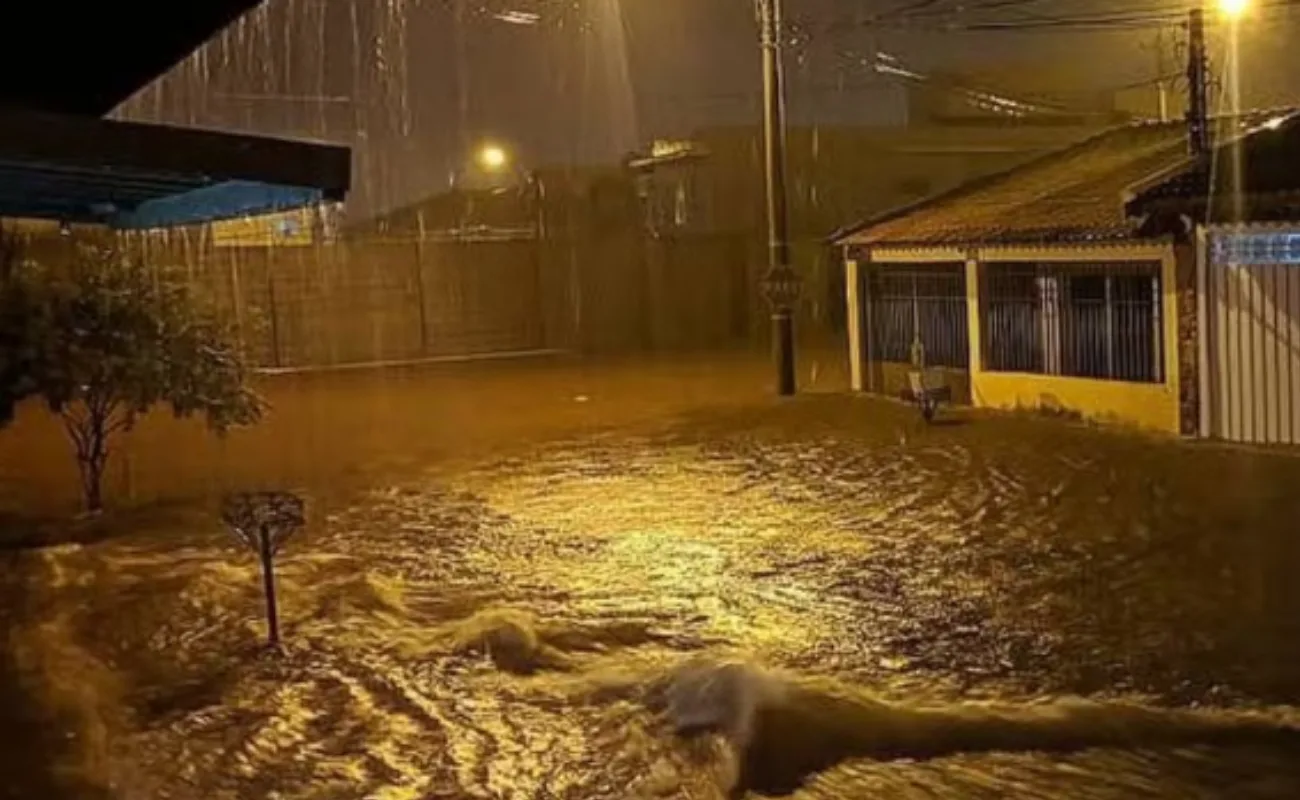 Chuva persistente em Ubatuba causa alagamentos e soma 141 mm na madrugada deste domingo (4)