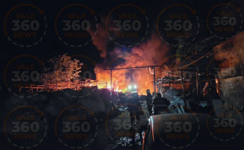Incêndio de grandes proporções em depósito de recicláveis em Caçapava