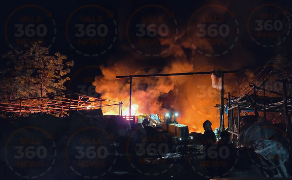 Incêndio de grandes proporções em depósito de recicláveis em Caçapava