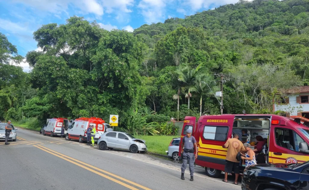 Carros de turistas batem de frente na Rio-Santos em Ubatuba