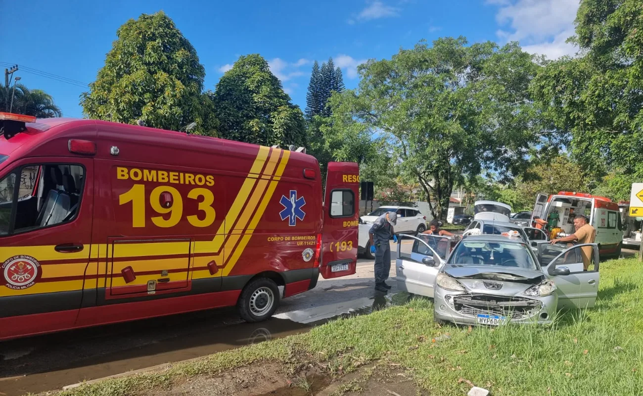 Carros de turistas batem de frente na Rio-Santos em Ubatuba