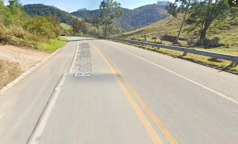 Motociclista morre ao bater na traseira de trator