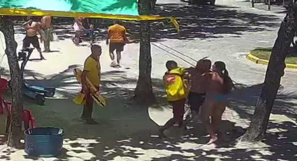 Guarda-vidas algemado em Ubatuba: confusão na Praia Grande termina com agressões, turista é procurada e caso vai para a Polícia Civil