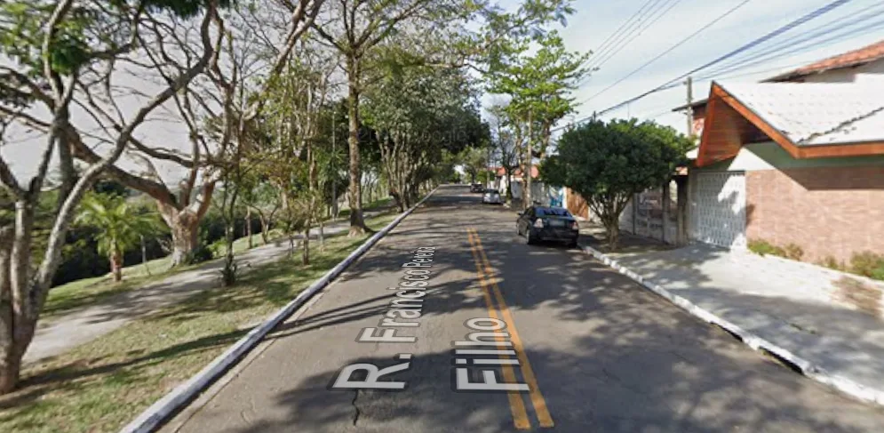 “Demônio tinha uma mensagem”: mulher é ameaçada com facão e homem agredido, antes da PM arrombar porta de casa em São José dos Campos