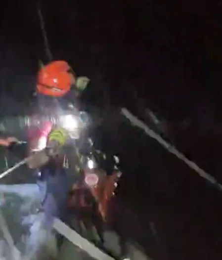 Jovem casal é salvo pelos Bombeiros de cabeça d’água em Ilhabela