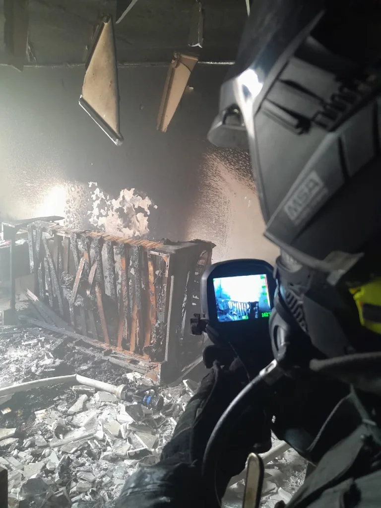 Bombeiros resgatam dois cães de apartamento em chamas